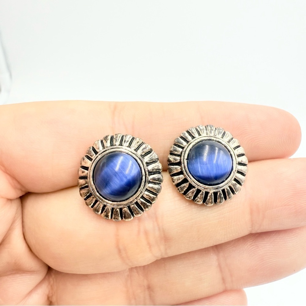 Silver tone Gorgeous shimmering Cat's Eye gemstone Studs Earrings